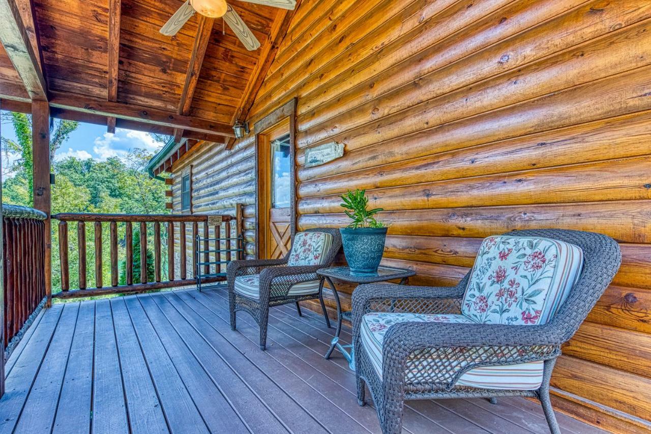 Majestic Lakefront Lodge เซอเวียร์วีล ภายนอก รูปภาพ