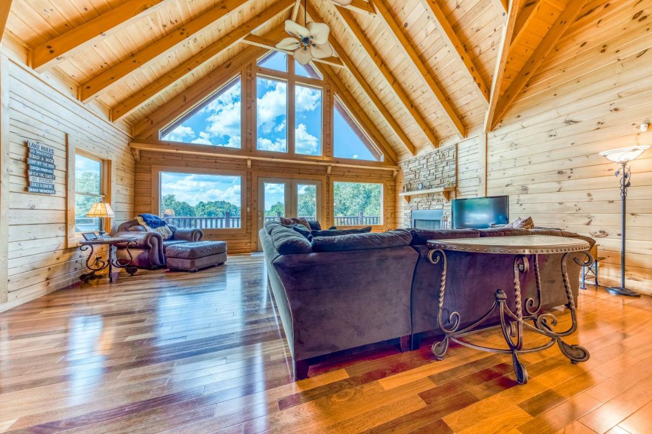 Majestic Lakefront Lodge เซอเวียร์วีล ภายนอก รูปภาพ