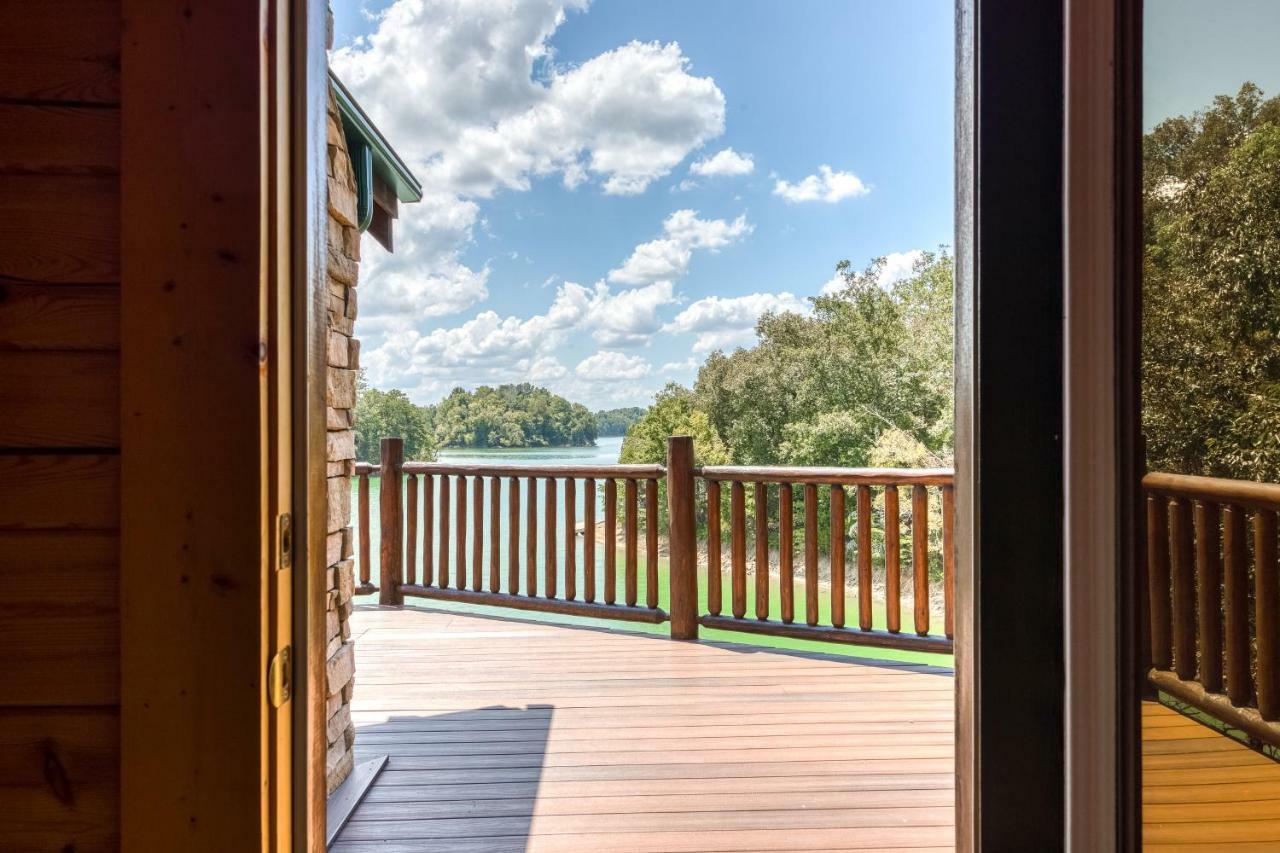 Majestic Lakefront Lodge เซอเวียร์วีล ภายนอก รูปภาพ
