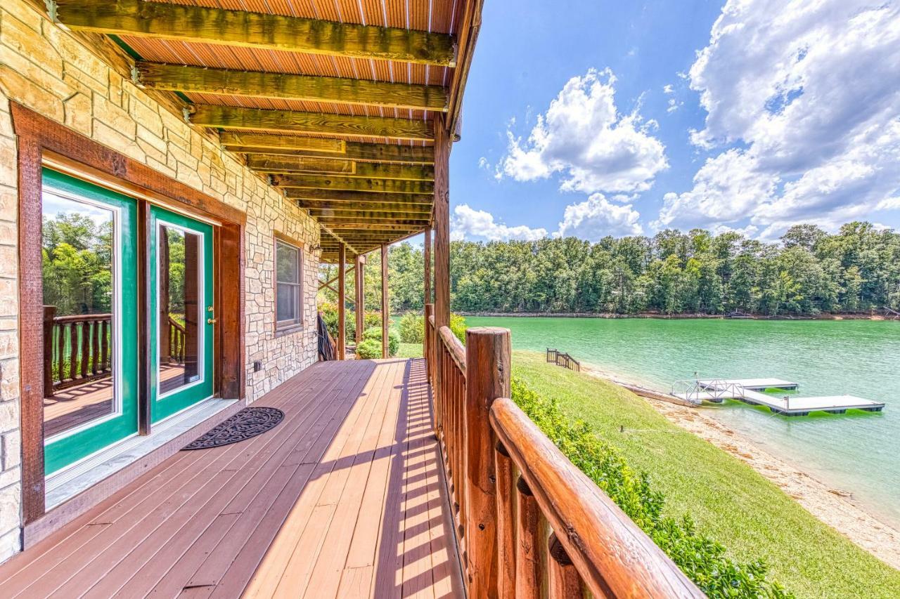 Majestic Lakefront Lodge เซอเวียร์วีล ภายนอก รูปภาพ