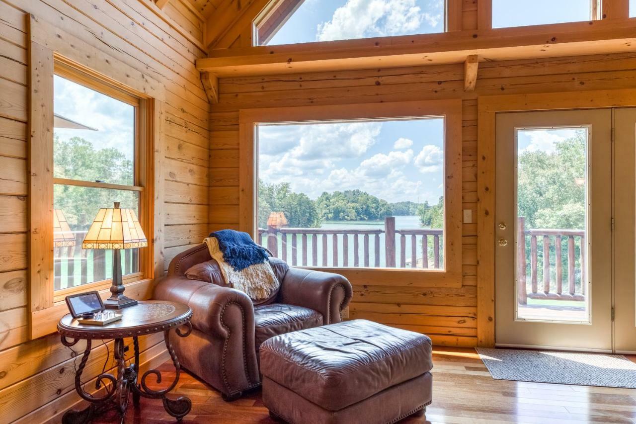 Majestic Lakefront Lodge เซอเวียร์วีล ภายนอก รูปภาพ