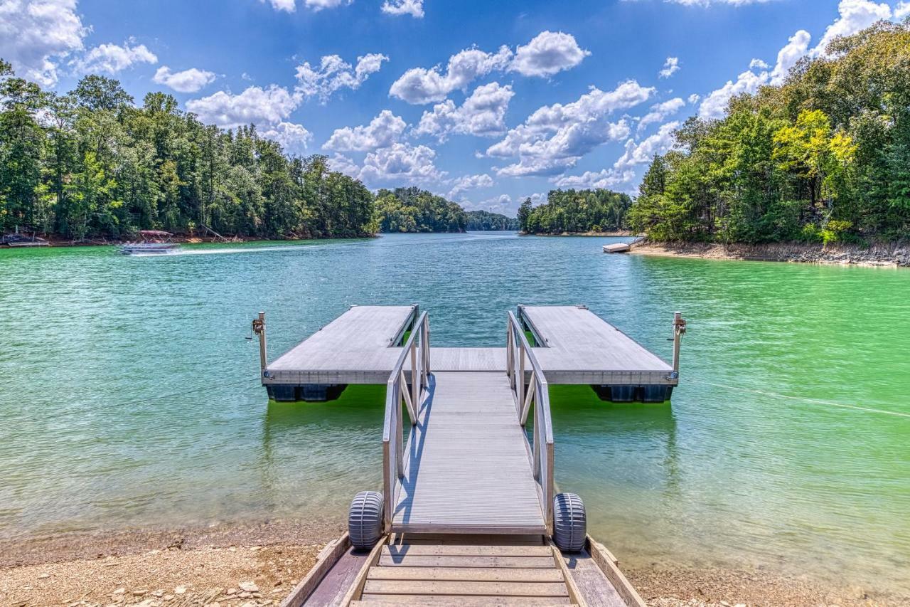 Majestic Lakefront Lodge เซอเวียร์วีล ภายนอก รูปภาพ