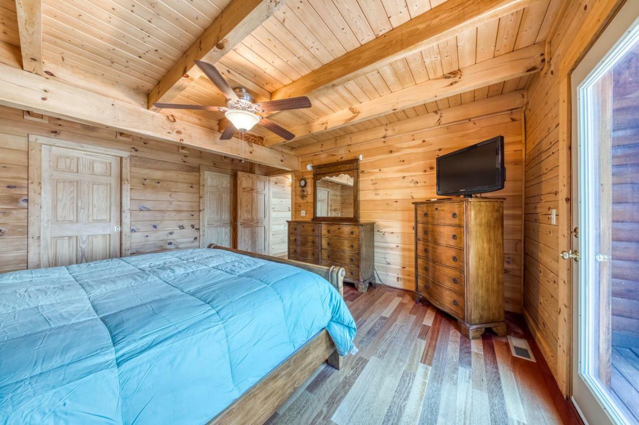 Majestic Lakefront Lodge เซอเวียร์วีล ภายนอก รูปภาพ