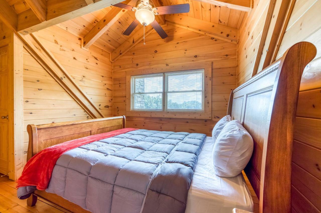 Majestic Lakefront Lodge เซอเวียร์วีล ภายนอก รูปภาพ
