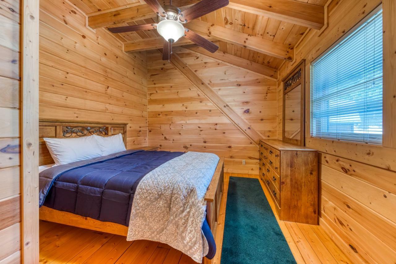 Majestic Lakefront Lodge เซอเวียร์วีล ภายนอก รูปภาพ