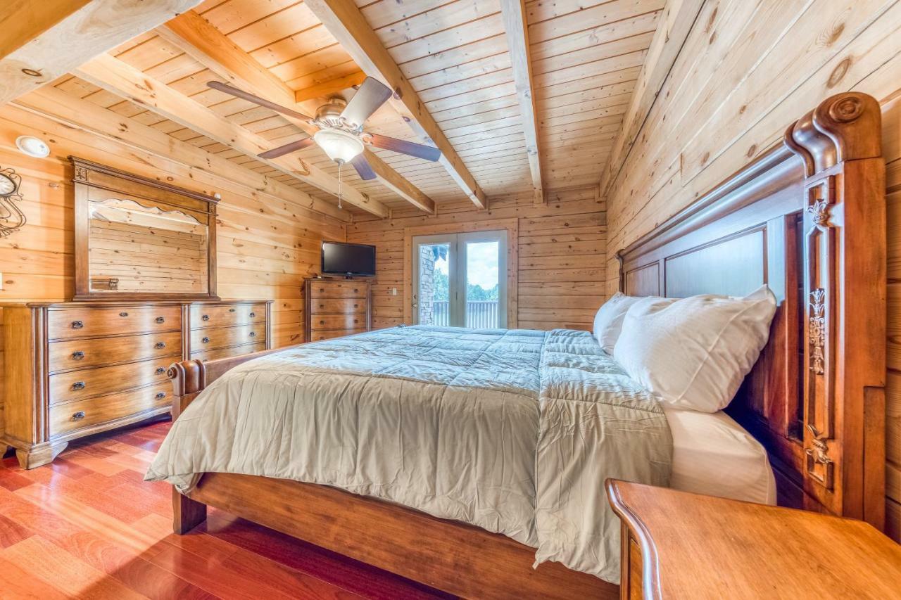 Majestic Lakefront Lodge เซอเวียร์วีล ภายนอก รูปภาพ