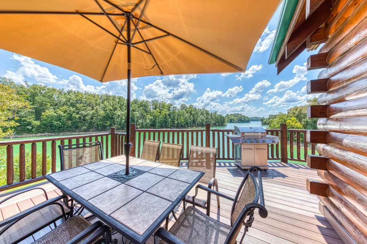 Majestic Lakefront Lodge เซอเวียร์วีล ภายนอก รูปภาพ