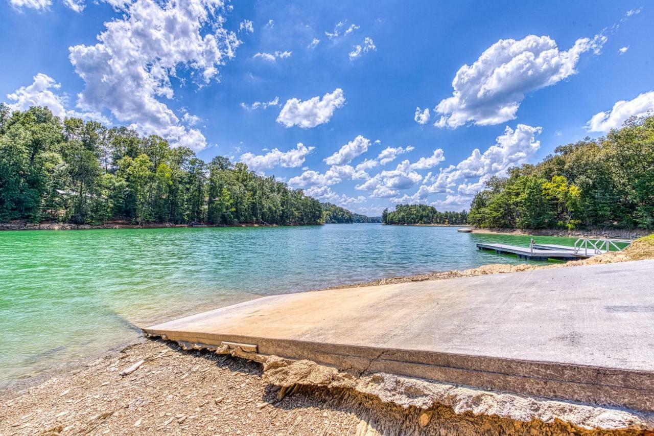 Majestic Lakefront Lodge เซอเวียร์วีล ภายนอก รูปภาพ